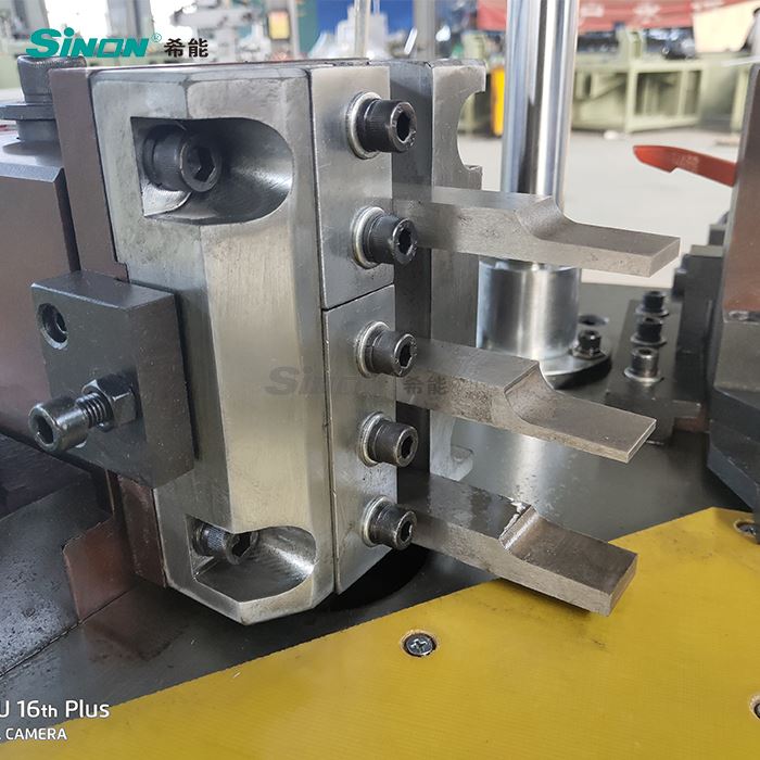 corner crimping machine for aluminum window and door (20)